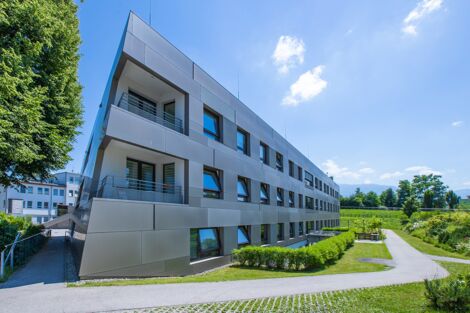 Gunther Ladurner Pflegezentrum - Aussenansicht mit Garten